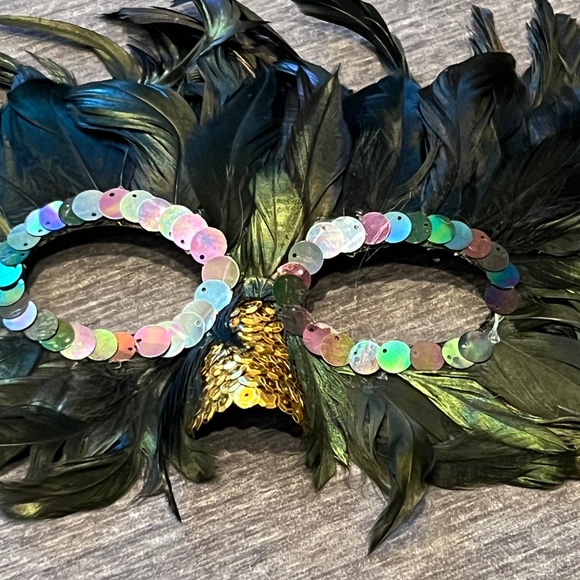 Pottery Barn Black Feather & Sequin Face Mask (NEW Condition) Mardi Gras - Picture 2 of 5